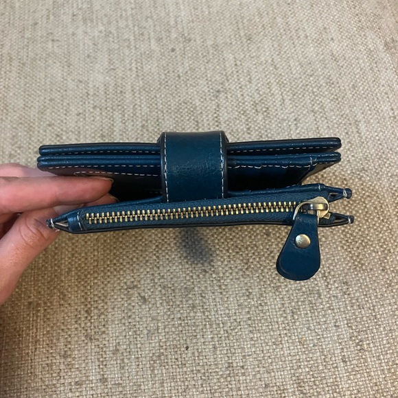 Sendefn leather wallet with daisy closure accent - Picture 3 of 3